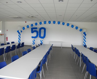 Cyfry z balonów na rocznicę założenia firmy