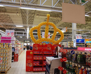 Korona z balonów na promocję w markecie