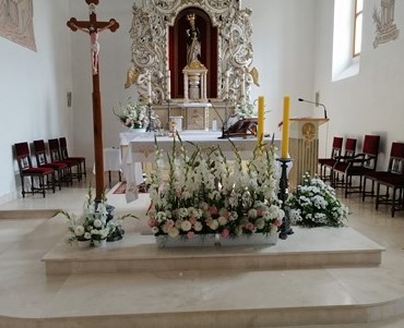 Bukiety na ołtarzach - kościół Piława Dolna
