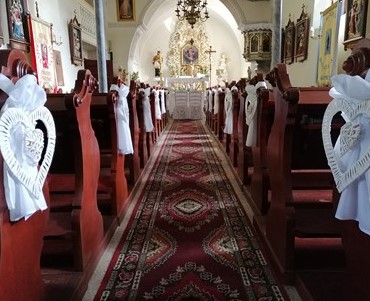 Dekoracja ławek w kościele na ślub - kościół Rościszów