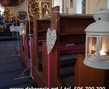 Stojaki z lampionami - dekoracja kościoła