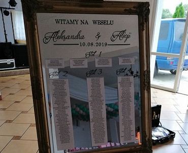 Tablica z listą gości weselnych na lustrze - Dom Weselny Makowice