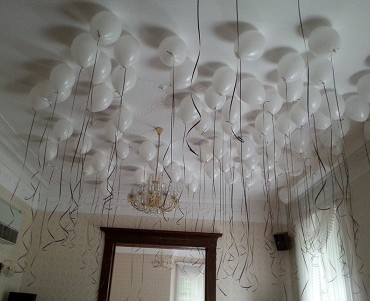Balony z helem pod sufitem