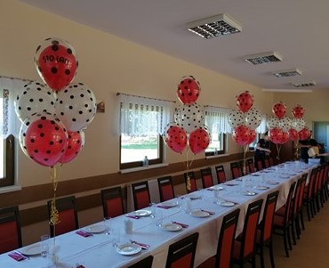 Balony z helem na stole na urodziny
