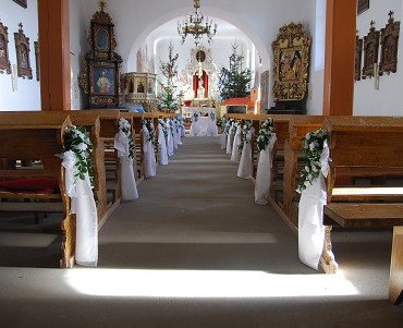 Kokardy z bukietami - dekoracja kościoła