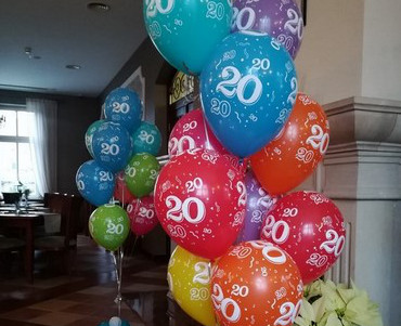 Balony z helem z nadrukiem na 20-te urodziny 