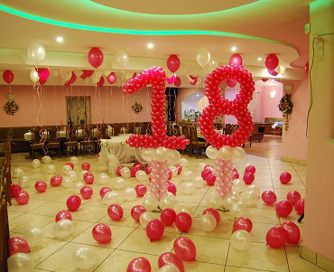 18 z balonów, balony z helem pod sufitem