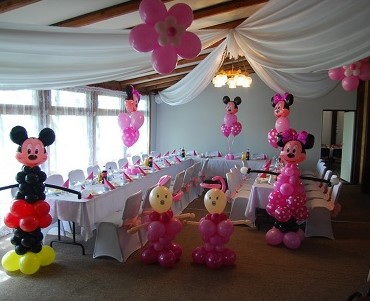 Dekoracja urodzinowa sali w stylu Myszki Mickey i Minnie