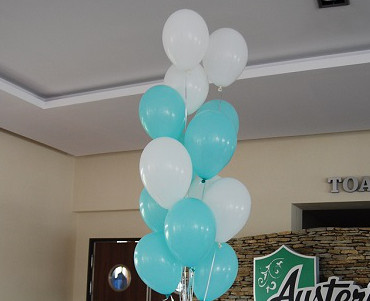 Balony z helem na stole dla dzieci