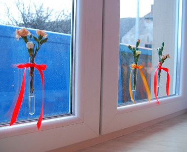 Dekoracja na oknach z żywych kwiatów - Sala Koziniec