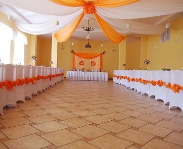 Dekoracja weselna w kolorze pomarańczowym - Dom Weselny Makowice